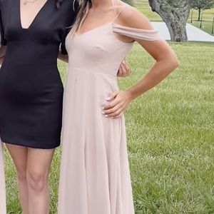 Light pink bridesmaid dress- can also be used for prom/any formal occasion! 💃